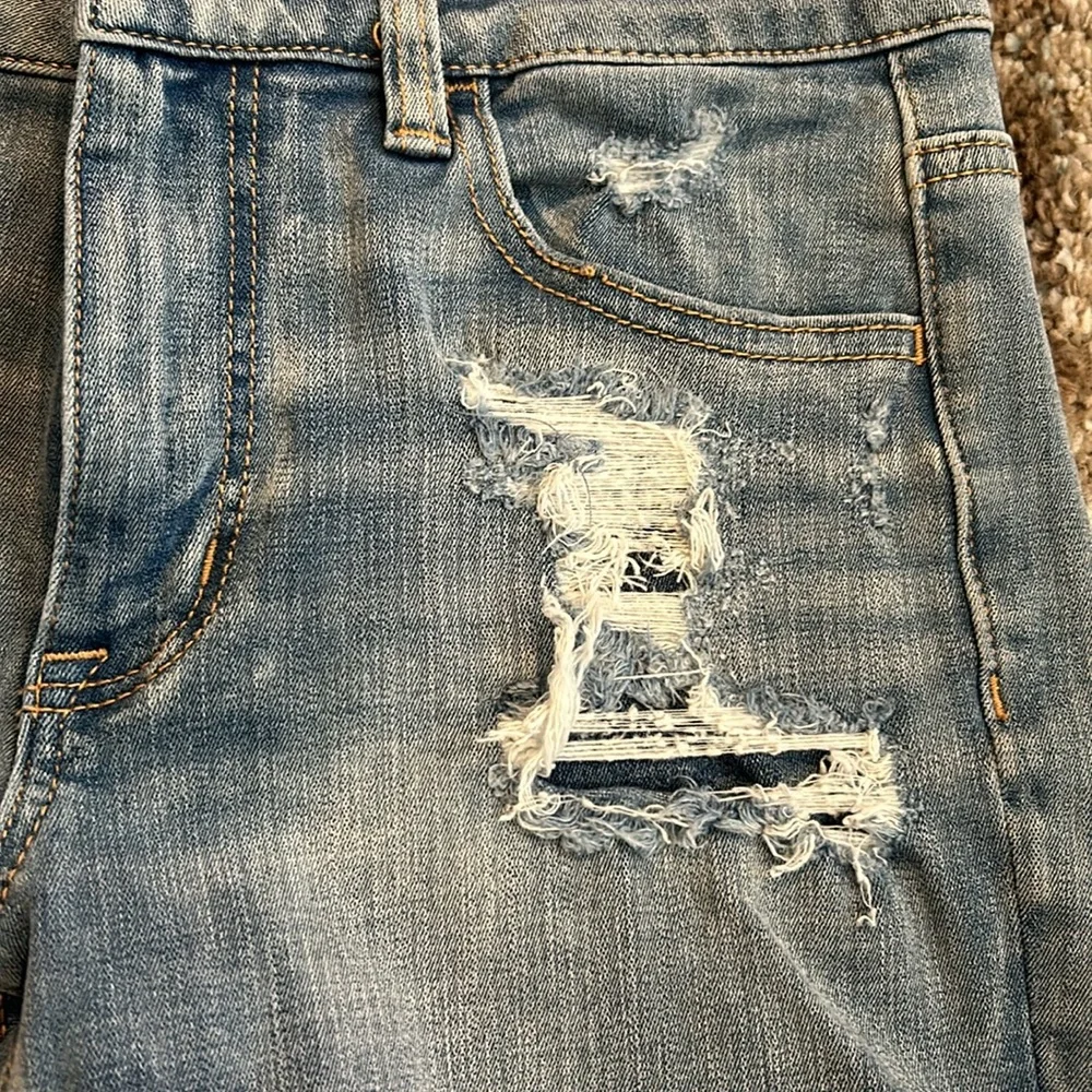 🦅CLOSET CLOSE OUT🦅
American Eagle Hi Rise Shorties
Size 4 - Picture 6 of 8